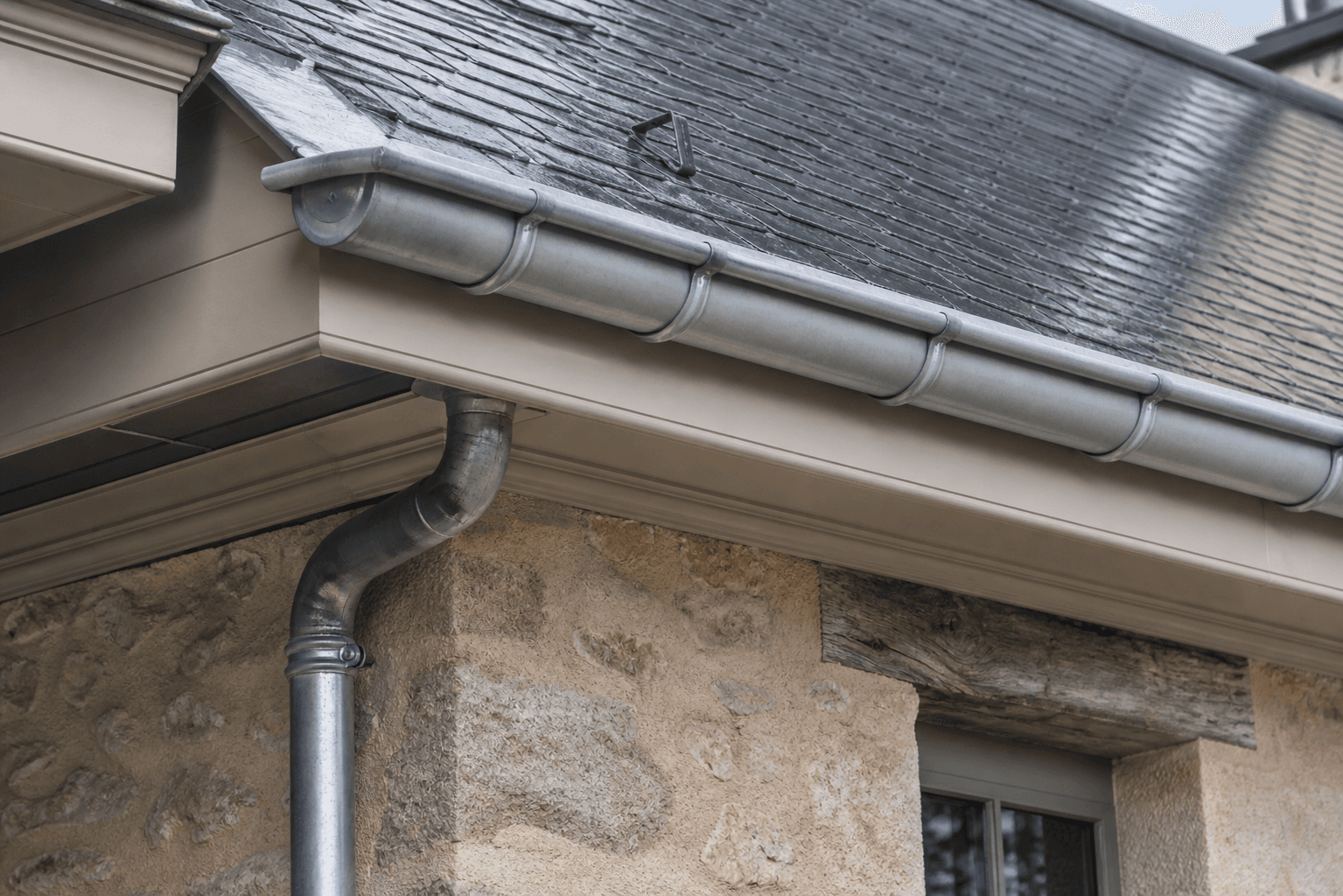 Gouttière en zinc et ouvrages de zinguerie sur une toiture